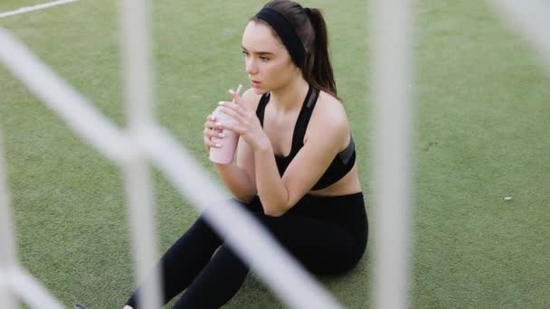 Atletická Žena Červeným Detoxiktem Cvičení — Stock video
