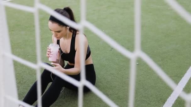 Mujer Joven Escuchando Música Con Auriculares Aplicación Teléfono Inteligente Para — Vídeo de stock