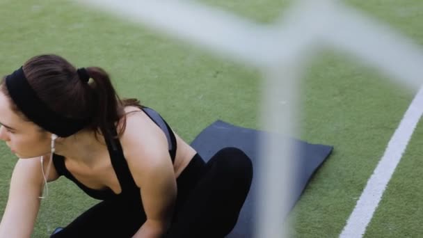 Silhouet Van Een Fitness Vrouw Profiel Rekken Bij Zonsopgang Met — Stockvideo