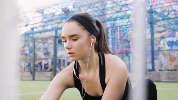 Silhouet Van Een Fitness Vrouw Profiel Rekken Bij Zonsopgang Met — Stockvideo