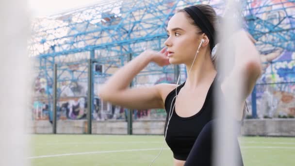 Silhouet Van Een Fitness Vrouw Profiel Rekken Bij Zonsopgang Met — Stockvideo