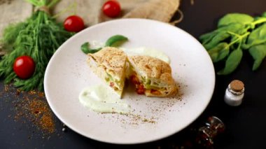 Erimiş mozzarella ve makarna ile katmanlı çeşitli taze sebzeler ile yapılan sağlıklı renkli sebze lazanya büyük bir kısmı beyaz bir tabak tabak tabak tabak tabak tabak tabak tabak tabak tabak tabak tabak tabak tabak tabak tabak tabak tabak tabak tabak tabak tabak tabak tabak tabak tabak tabak tabak tabak tabak tabak tabak tabak tabak tabak tabak tabak tabak tabak tabak tabak tabak tabak tabak tabak tabak tabak tabak tabak tabak tabak tabak tabak tabak tabak tabak tabak tabak tabak tabak tabak tabak tabak tabak tabak tabak tabak tabak tabak tabak tabak tabak tabak tabak tabak tabak tabak tabak tabak tabak Siyah arka plan . Yavaş mo