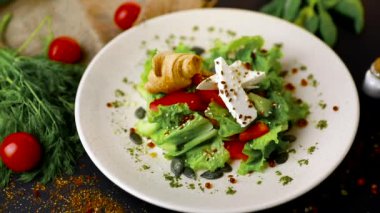 Taze salatalık, domates, tatlı biber, marul, kırmızı soğan, beyaz peynir ve zeytin zeytinyağı ile Yunan salatası. Sağlıklı yemek, en iyi manzara. Siyah arka plan . Yavaş mo