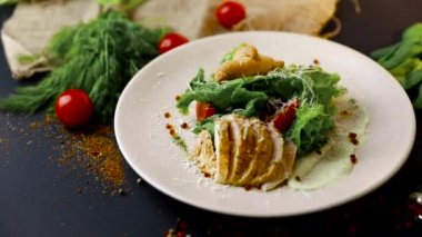 Peynir ve Croutons ile Sağlıklı Izgara Tavuk Sezar Salatası. Sağlıklı yemek, en iyi manzara. Siyah arka plan . Yavaş mo