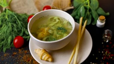 Tavuk ve patates çorbası yeşil biber ve kase havuç ile. Sağlıklı yemek, en iyi manzara. Siyah arka plan . Yavaş mo