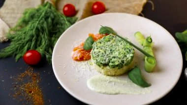 yumurta benedict kahvaltı pastırma haşlanmış yumurta, patates ve salata . Sağlıklı yemek, en iyi manzara. Siyah arka plan . Yavaş mo