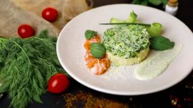 yumurta benedict kahvaltı pastırma haşlanmış yumurta, patates ve salata . Sağlıklı yemek, en iyi manzara. Siyah arka plan . Yavaş mo