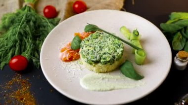 yumurta benedict kahvaltı pastırma haşlanmış yumurta, patates ve salata . Sağlıklı yemek, en iyi manzara. Siyah arka plan . Yavaş mo
