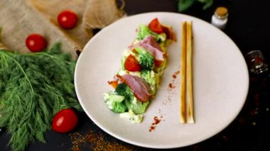 Erimiş mozzarella ve makarna ile katmanlı çeşitli taze sebzeler ile yapılan sağlıklı renkli sebze lazanya büyük bir kısmı beyaz bir tabak tabak tabak tabak tabak tabak tabak tabak tabak tabak tabak tabak tabak tabak tabak tabak tabak tabak tabak tabak tabak tabak tabak tabak tabak tabak tabak tabak tabak tabak tabak tabak tabak tabak tabak tabak tabak tabak tabak tabak tabak tabak tabak tabak tabak tabak tabak tabak tabak tabak tabak tabak tabak tabak tabak tabak tabak tabak tabak tabak tabak tabak tabak tabak tabak tabak tabak tabak tabak tabak tabak tabak tabak tabak tabak tabak tabak tabak tabak tabak Siyah arka plan . Yavaş mo