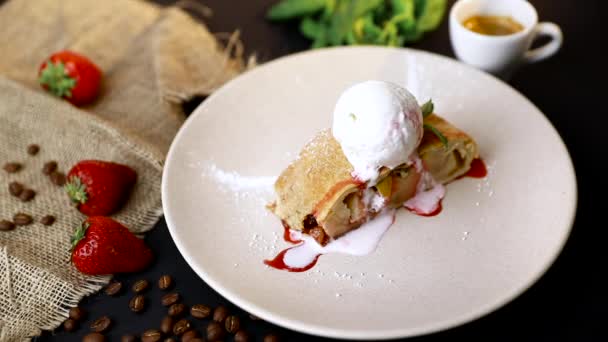 Saboroso Strudel Caseiro Com Sorvete Morango Fresco Folhas Hortelã Prato — Vídeo de Stock