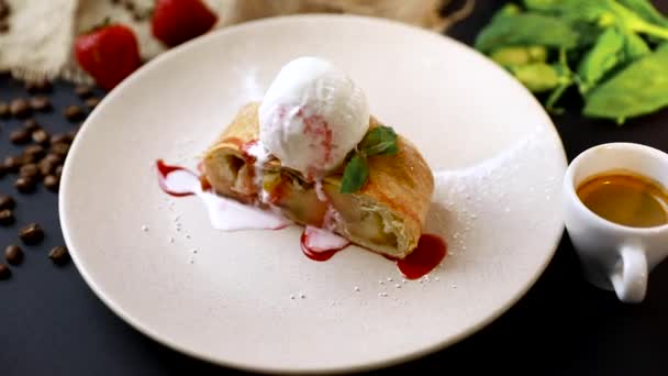 Sabroso Strudel Casero Con Helado Fresa Fresca Hojas Menta Plato — Vídeo de stock