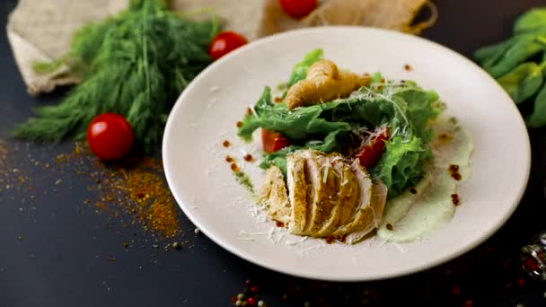 Insalata Caesar Pollo Alla Griglia Sana Con Formaggio Crostini Cibo — Video Stock