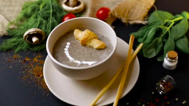 soupe à la crème de champignons sur une planche de bois blanc. vue de dessus. Nourriture saine, vue de dessus. Fond noir. Moteur lent 
