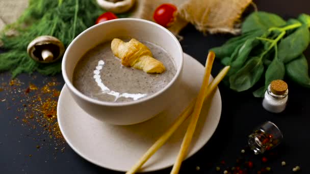 soupe à la crème de champignons sur une planche de bois blanc. vue de dessus. Nourriture saine, vue de dessus. Fond noir. Moteur lent 