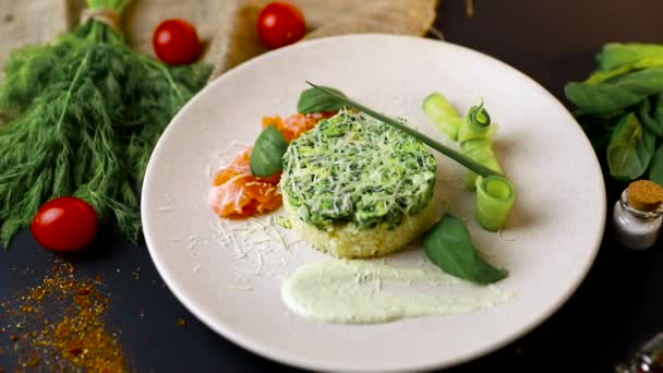 Eier Segnen Frühstücksspeck Pochiertes Kartoffeln Und Salat Gesunde Ernährung Draufsicht — Stockvideo