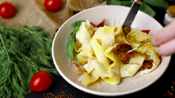 Œuf Pâtes Bacon Carbonara Italien Dans Une Assiette Avec Vue — Video