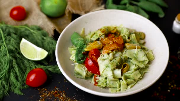 Taliaanse Fettuccine Pasta Met Zeevruchten Peper Kaas Tomatensaus Close Een — Stockvideo