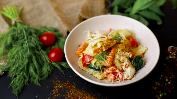 Domates Sarımsak Brokoli Pesto Sos Rendelenmiş Parmesan Peyniri Ile Farfalle — Stok video