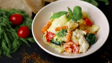 Sosis et ve sebze karışımı bir yemek ve güneş ışığı. Siyah arka plan. Ağır çekim