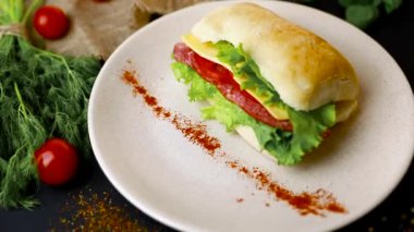 Lezzetli kahvaltı. füme jambon, peynir, domates ve marul ile sandviç beyaz bir tabak tabaktabak tabaktabak tabaktabak tabaktabak tabaktabak tabaktabak tabaktabak tabaktabak tabaktabak tabak tabaktabak tabaktabak tabaktabak tabak tabak tabak tabak tabak tabak tabaktabak tabaktabak tabak tabak tabak tabak tabak tabak Siyah arka plan . Yavaş mo