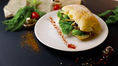Lezzetli kahvaltı. füme jambon, peynir, domates ve marul ile sandviç beyaz bir tabak tabaktabak tabaktabak tabaktabak tabaktabak tabaktabak tabaktabak tabaktabak tabaktabak tabaktabak tabak tabaktabak tabaktabak tabaktabak tabak tabak tabak tabak tabak tabak tabaktabak tabaktabak tabak tabak tabak tabak tabak tabak Siyah arka plan . Yavaş mo