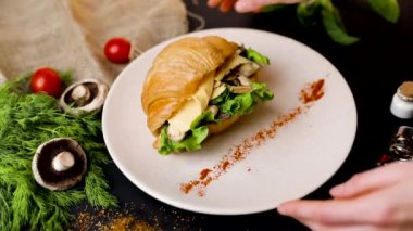 Ispanak ve brokoli yeşil krema çorbası. kruvasan ile parmesan ve mavi peynir ilavesi ile. siyah bir arka plan. sağlıklı gıda ve diyet gebe. Yavaş mo