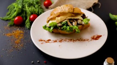 Mantar, domates ve soğan ile kahvaltı kruvasan sandviç. Üst te. sebze ile siyah arka plan. Yavaş mo