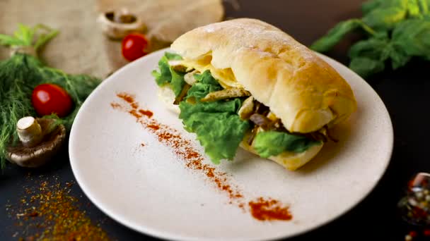 Leckeres Frühstück Sandwich Mit Geräuchertem Schinken Käse Tomaten Und Salat — Stockvideo