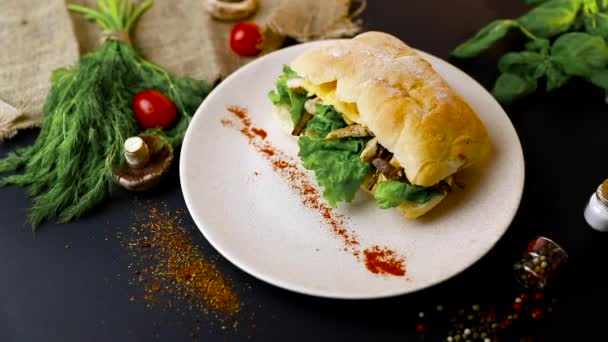 美味的早餐 三明治与熏火腿 番茄和生菜在白盘上供应 黑色背景 — 图库视频影像