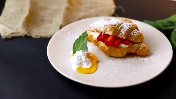 Frukost Med Färska Croissanter Kopp Kaffe Och Jordgubbs Sylt Svart — Stockvideo