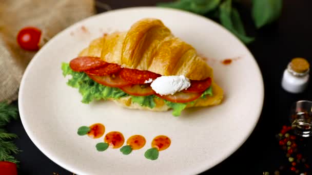 Вкусный Завтрак Вкусный Сэндвич Холодными Ломтиками Салатом Помидорами Сыром Свежем — стоковое видео