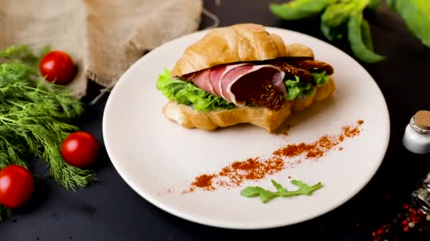 Pequeno Almoço Croissant Sanduíche Com Bacon Tomate Vista Superior Fundo — Vídeo de Stock