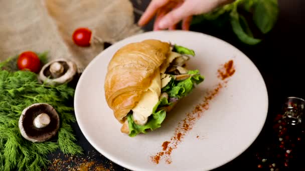 Frühstück Croissant Sandwich Mit Pilzen Tomaten Und Zwiebeln Ansicht Von — Stockvideo