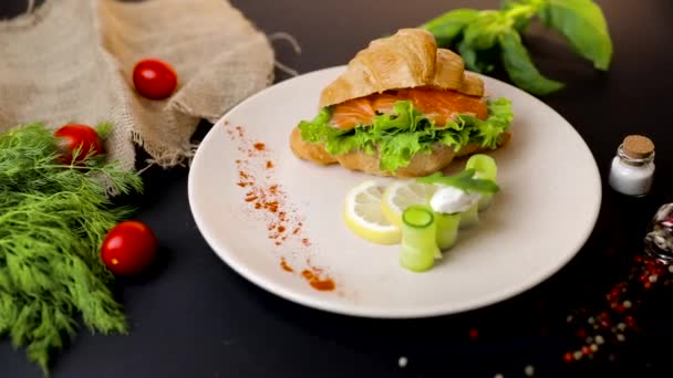 Petit Déjeuner Croissants Fromage Pâte Molle Saumon Salé Salade Verte — Video