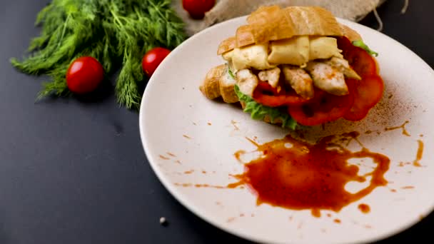 Leckeres Frühstück Appetitliche Croissant Mit Fleisch Und Käse Und Tomaten — Stockvideo