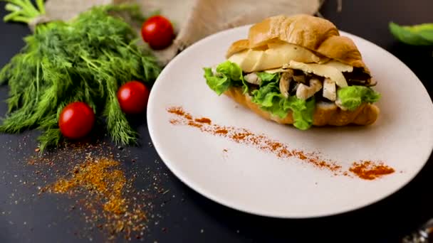 Petit Déjeuner Croissants Sandwich Aux Champignons Tomates Oignons Vue Dessus — Video