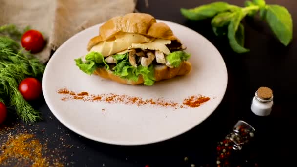 Reggeli Croissant Szendvics Gombával Paradicsommal Hagymával Felülnézet Fekete Háttér Zöldségekkel — Stock videók
