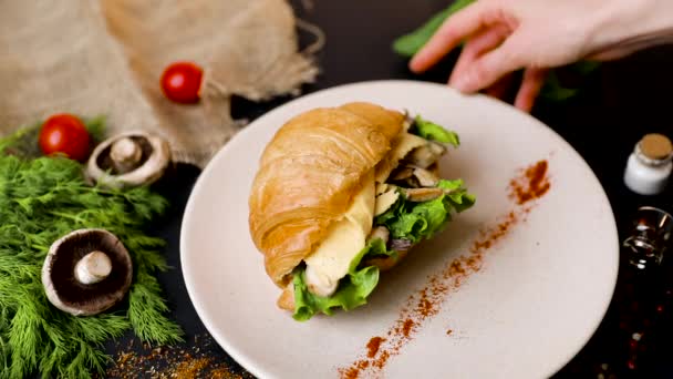 Frukost Croissant Smörgås Med Champinjoner Tomater Och Lök Översta Vyn — Stockvideo