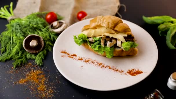 Ontbijt Croissant Sandwich Met Champignons Tomaten Uien Bovenaanzicht Zwarte Achtergrond — Stockvideo
