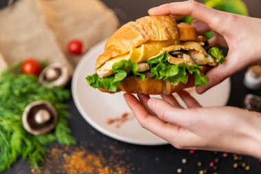 Mantar, domates ve soğan ile kahvaltı kruvasan sandviç. Üst te. sebze ile siyah arka plan. Yavaş m