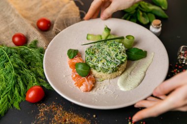 yumurta benedict kahvaltı pastırma haşlanmış yumurta, patates ve salata . Sağlıklı yemek, en iyi manzara. Siyah arka plan . Yavaş m