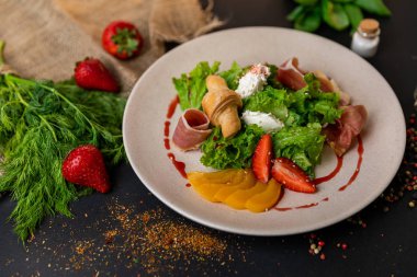 yumurta benedict kahvaltı pastırma haşlanmış yumurta, patates ve salata . Sağlıklı yemek, en iyi manzara. Siyah arka plan . Yavaş m