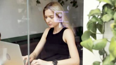 Çekici genç kadın kafede dizüstü bilgisayara bir kredi kartı numarası girerken online alışveriş. Içinde