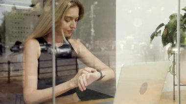 Modayı takip eden hippilerin masasında çalışan sevimli 20 'li yaşlarda bir bayan paylaşılan verileri kullanarak ofis kuruyor. Güzel yüz sevinç ve mutluluk dolu bir başarıyla birbirine yakın. Öğrenci başarılı pazarlama hakkında rapor yazıyor