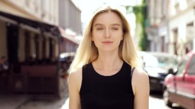 Mutlu Gülümseyen Çekici Kadın Sokakta Yürürken. İlgiyle Akıllı Telefonunda Yazarak. Akşam Yürüyüşü'nün tadını çıkarıyorum. Arka Planda Kalabalık Şehir.