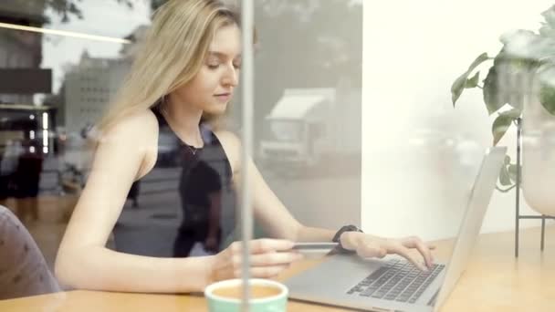 Çekici Genç Kadın Kafede Dizüstü Bilgisayara Bir Kredi Kartı Numarası — Stok video