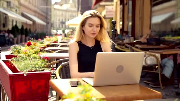 Üzletasszony Dolgozik Egy Laptop Kényelmesen Ablak Közelében Vonzó Lány Dolgozik — Stock videók