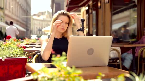 Pencerenin Yanında Rahatça Oturan Bir Dizüstü Bilgisayar Üzerinde Çalışan Kadını — Stok video
