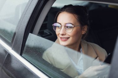 Arabada telefonla önemli sorular iş kadını çözer