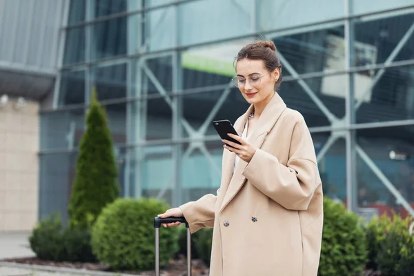 Mujer Negocios Aeropuerto Internacional Que Traslada Puerta Terminal Para Viajar — Foto de Stock